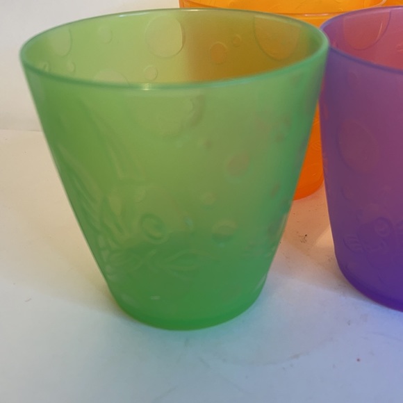 Kids drinking cups Set of small plastic drinking cups in multiple colors - Picture 3 of 7